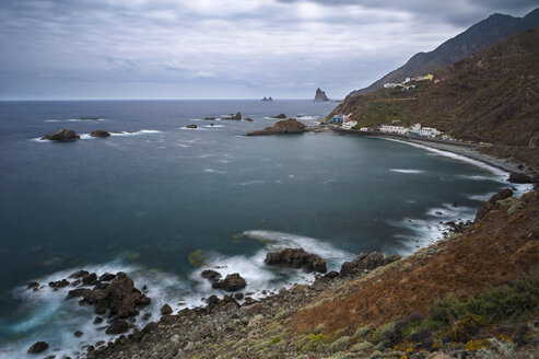 Spanien, Kanarische Inseln, Teneriffa, Blick auf Roque de las Bodegas an der Nordküste - RJ000216