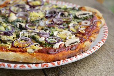 Hausgemachte Spinat- und Pilzpizza mit veganem Käse - HAWF000409