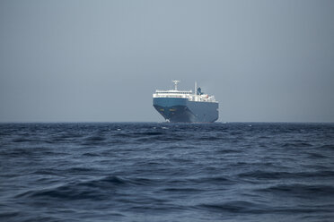 Spanien, Andalusien, Tarifa, Autotransportschiff in der Meerenge von Gibraltar - KB000079