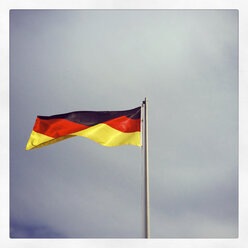 Die deutsche Flagge weht im Wind - GWF003003