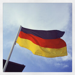 Die deutsche Flagge weht im Wind - GWF003006