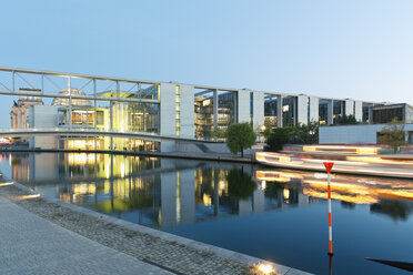 Germany, Berlin, view to skywalk of Paul-Loebe-Building and Marie-Elisabeth-Lueders-Building at twilight - MEMF000352