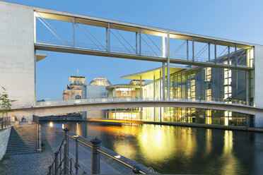 Germany, Berlin, view to skywalk of Paul-Loebe-Building and Marie-Elisabeth-Lueders-Building at twilight - MEMF000353