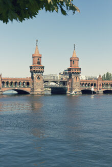 Deutschland, Berlin, Blick auf Oberbaumbrücke mit Spree im Vordergrund - MEMF000354