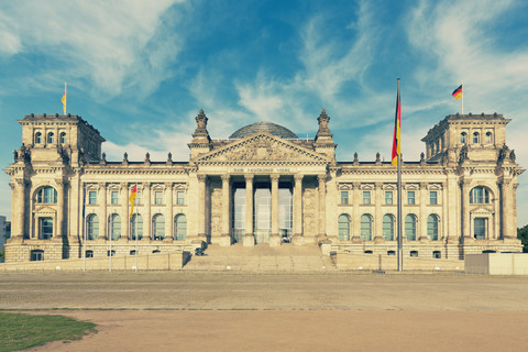 Deutschland, Berlin, Blick auf den Reichstag bei Sonnenlicht, lizenzfreies Stockfoto