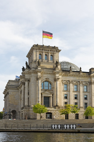 Deutschland, Berlin, Blick auf den Reichstag mit der Spree im Vordergund, lizenzfreies Stockfoto