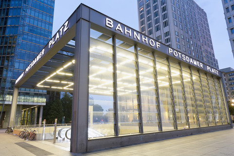 Deutschland, Berlin, Eingang des beleuchteten Bahnhofs am Potsdamer Platz, lizenzfreies Stockfoto