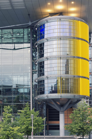 Deutschland, Berlin, Teil der Fassade eines modernen Gebäudes am Potsdamer Platz, lizenzfreies Stockfoto