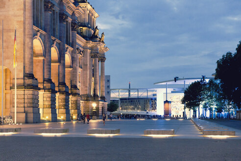 Deutschland, Berlin, Blick auf beleuchteten Reichstag und Marie-Elisabeth-Lüders-Gebäude im Hintergrund - MEMF000378