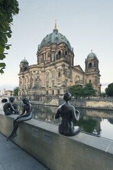 Deutschland, Berlin, Blick auf den Berliner Dom mit Skulpturen im Vordergund - MEMF000346