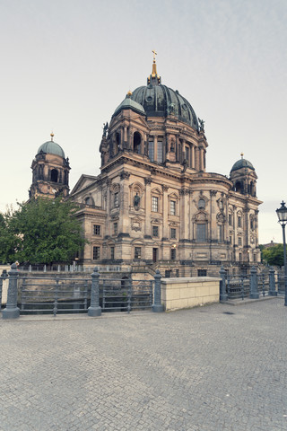 Deutschland, Berlin, Blick auf den Berliner Dom im Morgenlicht, lizenzfreies Stockfoto