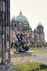 Deutschland, Berlin, Blick auf den Berliner Dom mit Skulptur des Alten Museums im Vordergrund - MEMF000344