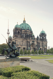 Deutschland, Berlin, Blick auf den Berliner Dom mit Lustgarten im Vordergrund und Fernsehturm im Hintergrund - MEMF000343