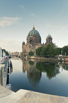 Deutschland, Berlin, Blick auf den sich in der Spree spiegelnden Berliner Dom - MEMF000339