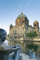 Deutschland, Berlin, Blick auf den Berliner Dom mit Skulptur im Vordergrund - MEMF000331