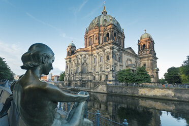 Deutschland, Berlin, Blick auf den Berliner Dom mit Skulptur im Vordergrund - MEMF000330