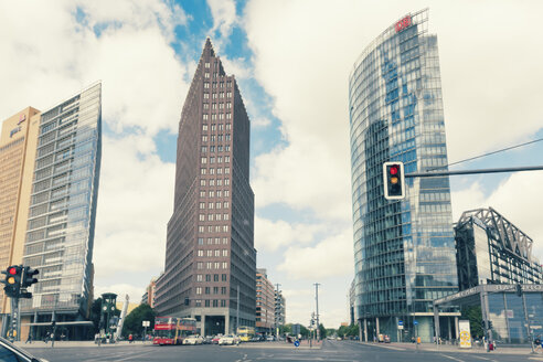 Deutschland, Berlin, Hochhäuser von Renzo Piano, Hans Kollhoff und Deutsche Bahn Tower am Potsdamer Platz - MEMF000329