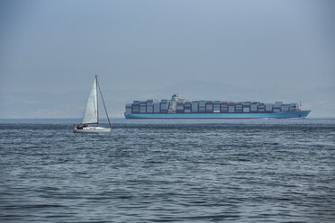 Spanien, Andalusien, Tarifa, Meerenge von Gibraltar, Containerschiff und Segelboot - KB000083