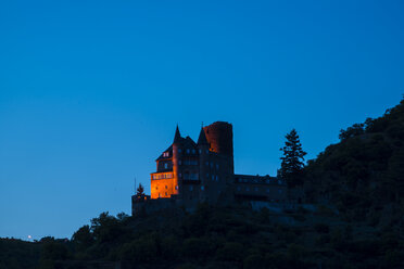 Deutschland, Rheinland-Pfalz, Sankt Goarshausen, Burg Katz, Blaue Stunde - WGF000382