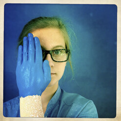 Teenager-Mädchen mit blauer Hand - DISF000939