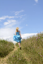 Junge Frau läuft auf Feldweg - BFRF000478