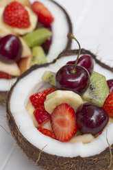 Obstsalat in Kokosnussschalen - YFF000202