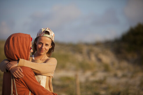 France, Aquitaine, Seignosse, couple on the beach at twilight - FAF000028