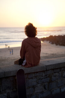 Frankreich, Aquitanien, Capbreton, Skateboarder beobachtet das Meer in der Dämmerung - FAF000039