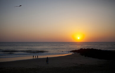 Frankreich, Aquitanien, Capbreton, Menschen entspannen sich am Strand bei Sonnenuntergang - FAF000040