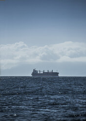 Spanien, Andalusien, Tarifa, Silhouette eines Frachtschiffs am Horizont - KB000085