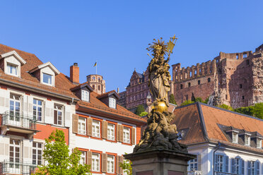 Deutschland, Baden-Württemberg, Heidelberg, Altstadt, Kornmarkt, Mariensäule, Heidelberger Schloss im Hintergrund - WDF002517