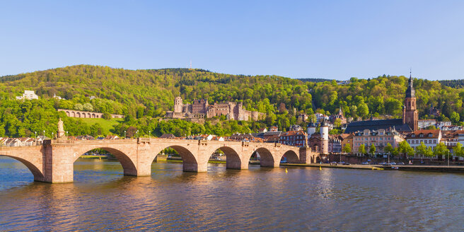 Deutschland, Baden-Württemberg, Heidelberg, Altstadt, Alte Brücke, Heiliggeistkirche und Heidelberger Schloss - WDF002519