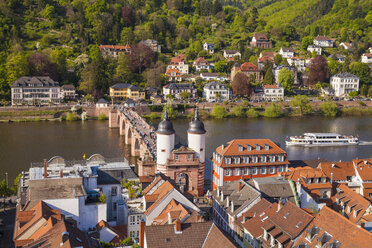 Deutschland, Baden-Württemberg, Heidelberg, Altstadt, Alte Brücke mit Brückentor, Ausflugsschiff auf dem Neckar - WDF002521