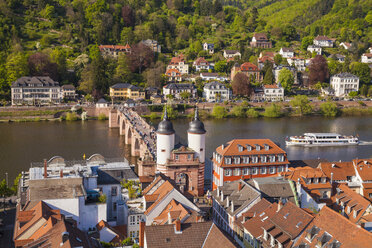 Germany, Baden-Wuerttemberg, Heidelberg, Old town, Old bridge with Bridge gate, Excursion boat on Neckar river - WDF002521