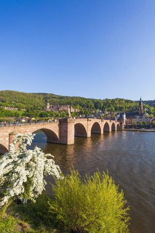 Deutschland, Baden-Württemberg, Heidelberg, Altstadt, Alte Brücke, Heiliggeistkirche und Heidelberger Schloss, lizenzfreies Stockfoto