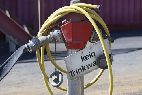 Deutschland, Baden-Württemberg, Müllverbrennungsanlage TREA Breisgau, Hydrant mit Wasserschlauch - LAF000972