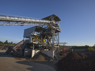 Germany, Baden-Wurttemberg, incinerator TREA Breisgau, site with sorter and conveyor - LAF000980