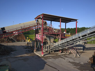 Germany, Baden-Wurttemberg, incinerator TREA Breisgau, site with sorter and conveyor - LAF000981
