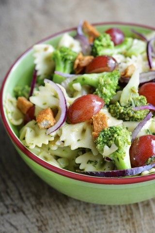 Brokkoli-Nudelsalat mit Weintrauben und pikanten Tofustücken, lizenzfreies Stockfoto