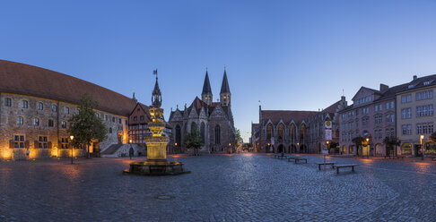 Deutschland, Niedersachsen, Braunschweig, Altstädter Marktplatz am Abend - PVCF000052