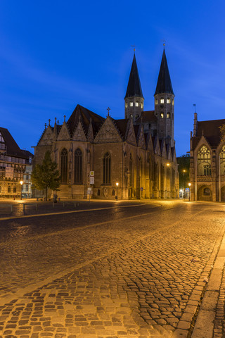 Deutschland, Niedersachsen, Braunschweig, Altstädter Marktplatz, Pfarrkirche St. Martini am Abend, lizenzfreies Stockfoto