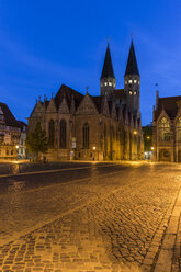 Germany, Lower Saxony, Braunschweig, Old town market square, Parish church St. Martini in the evening - PVCF000055