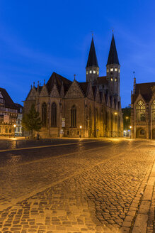 Deutschland, Niedersachsen, Braunschweig, Altstädter Marktplatz, Pfarrkirche St. Martini am Abend - PVCF000055