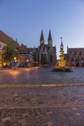Deutschland, Niedersachsen, Braunschweig, Altstädter Marktplatz, Pfarrkirche St. Martini am Abend - PVCF000056