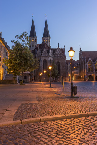 Deutschland, Niedersachsen, Braunschweig, Altstädter Marktplatz, Pfarrkirche St. Martini am Abend, lizenzfreies Stockfoto