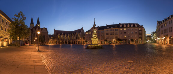 Deutschland, Niedersachsen, Braunschweig, Altstädter Marktplatz am Abend - PVCF000065