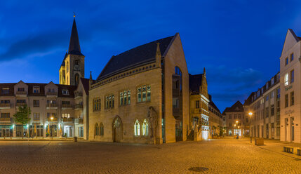 Deutschland, Sachsen-Anhalt, Halberstadt, Blick auf das Rathaus in der Dämmerung - PVCF000060