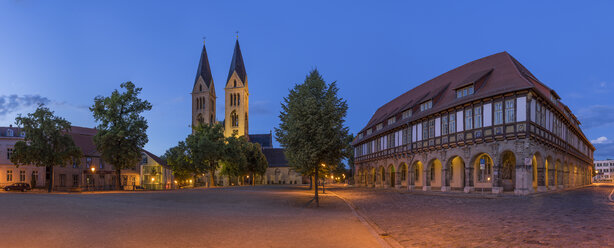 Deutschland, Sachsen-Anhalt, Halberstadt, Blick auf den beleuchteten Halberstädter Dom in der Dämmerung - PVCF000062