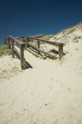 USA, Texas, Wooden boardwalk to the beach in Port Aransas - ABAF001435