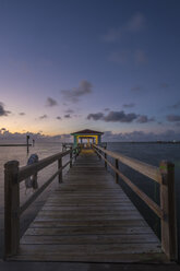 USA, Texas, Rockport, Hölzerner Fischerei-Pier bei Sonnenaufgang - ABAF001439